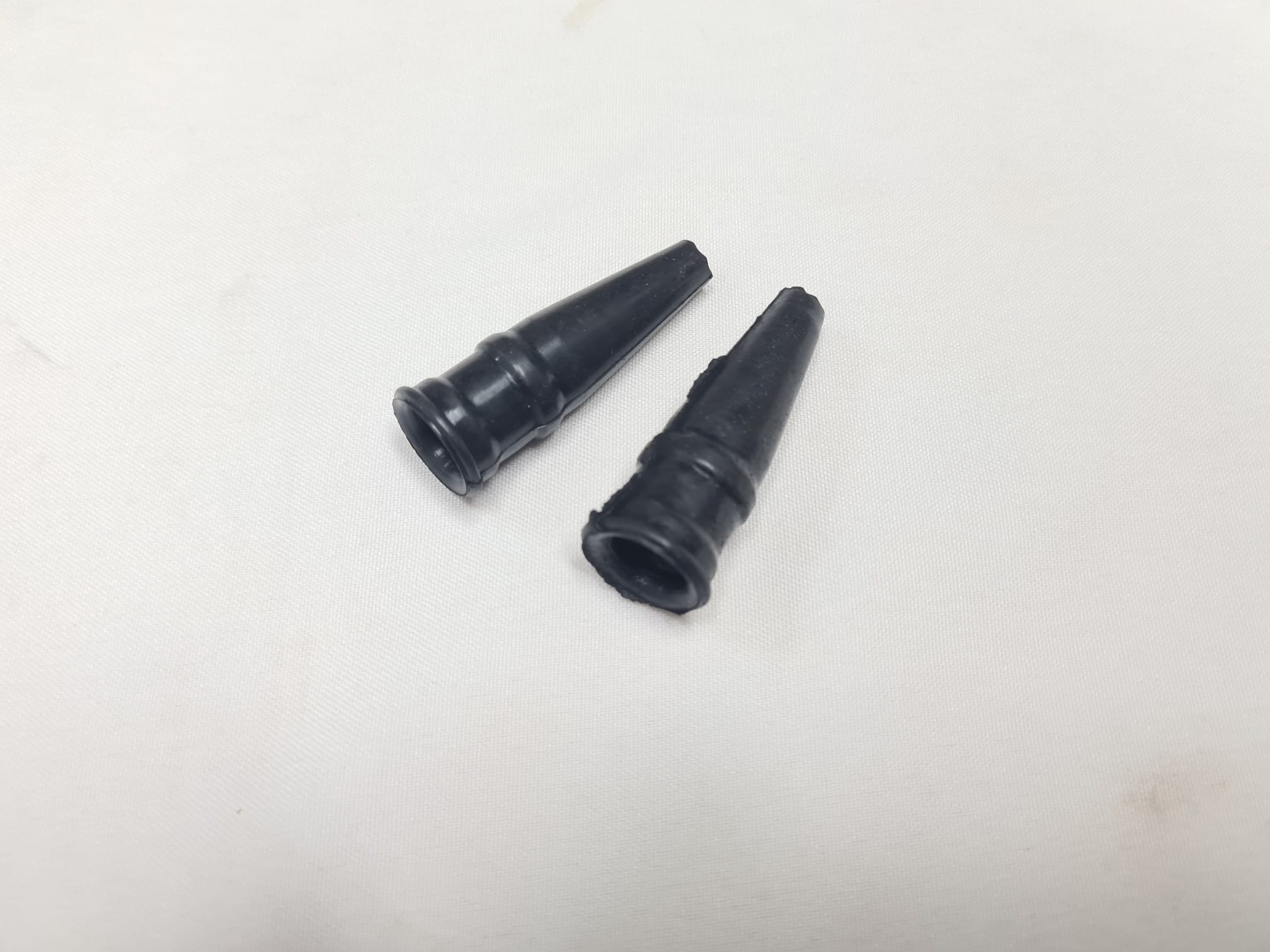 FIAT 124 125 127 128 600 850 SEAT 770 ZASTAVA 750 RUBBER BOOTS FOR SIDE TURN INDICATOR LIGHTS 4058051 4158167 (2)